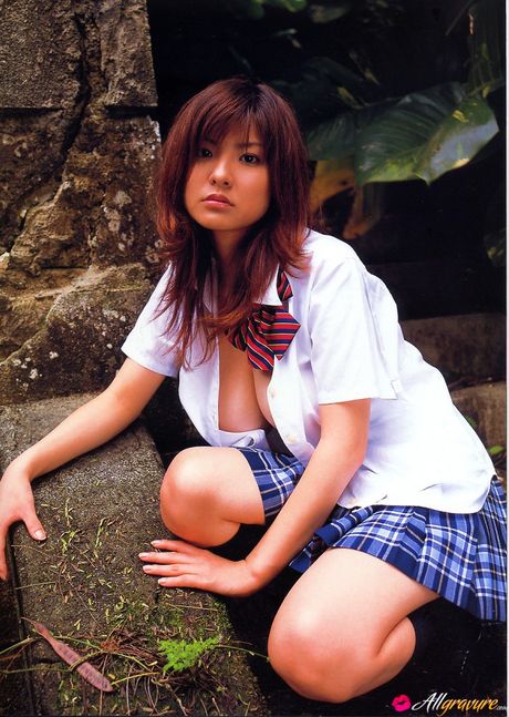 all gravure: Ubrana w bikini azjatycka nastolatka Miri Hanai pokazuje swoje ogromne cycki