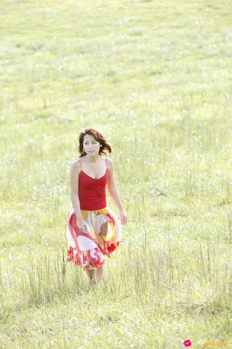 all gravure: La impresionante asiática Misato Kashiwagi resalta su gran trasero y posa al aire libre