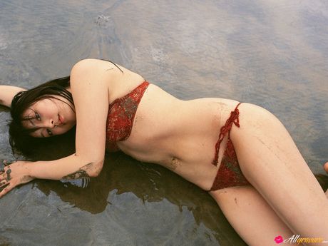 all gravure: Aziatische schone Yoko Mitsuya kleedt zich op een sexy manier naakt uit op een deken