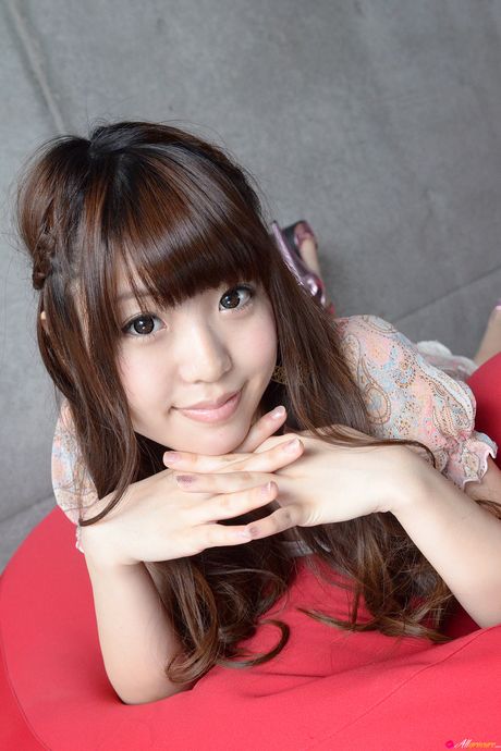 all gravure: 天使般的日本少女白石瑞穗在手指操之前脫下一件紅裙子