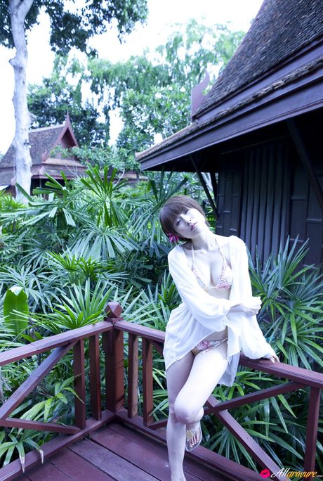 all gravure: A fantástica adolescente asiática Mari Okamoto apresenta seus pequenos peitos e sua bunda gostosa em um solo