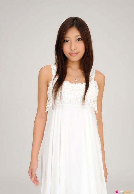 all gravure: La ragazza asiatica Saeka Tanaka si spoglia su una sedia indossando un vestito