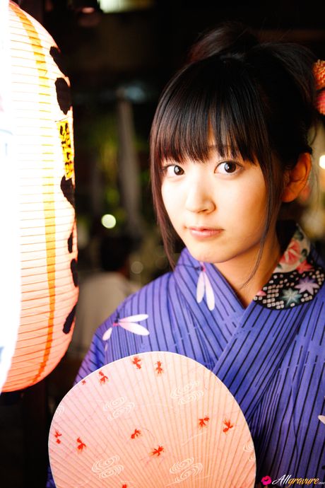 all gravure: La bella asiática Airi Suzuki luce una corrida en su cara después de una sesión de modelaje desnuda