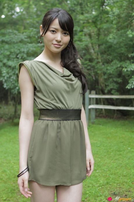 all gravure: 黒髪の日本の美女、矢島舞美がセクシーなドレスを着て屋外でポーズをとっている
