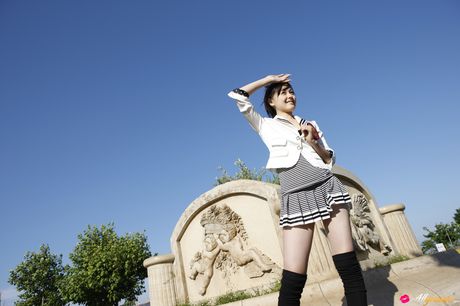 all gravure: 亞洲女孩 Kusumi Koharu 脫掉膝蓋襪，展現自然風光