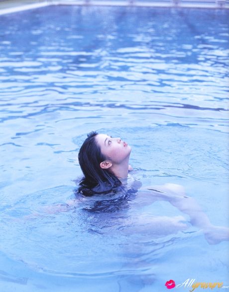 all gravure: Verleidelijke Aziatische Yoko Mitsuya onthult haar kleine borsten en haar geschoren kutje buiten