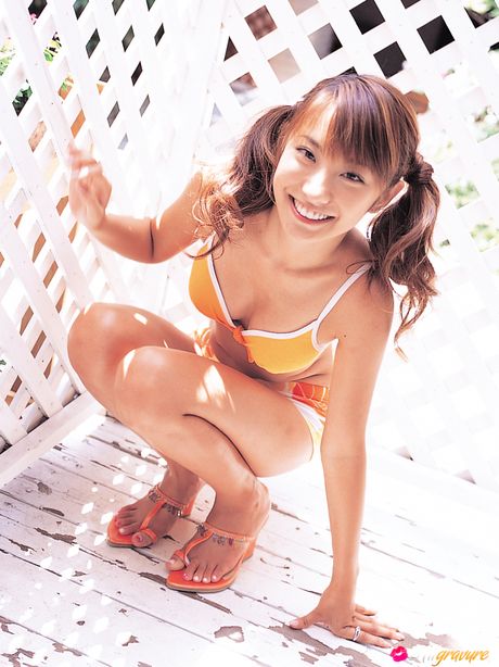 all gravure: Ella posa en la silla y el sillón y sonríe alegremente.