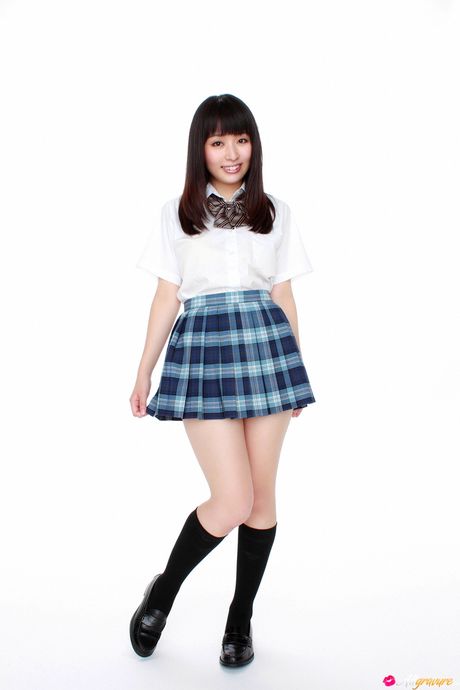 all gravure: La ragazza asiatica Megumi Suzumoto mostra le sue belle tette e posa in calze autoreggenti
