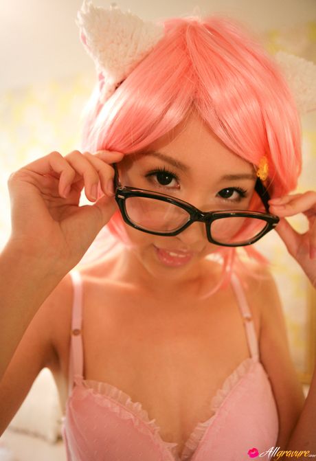 all gravure: Azjatycka MILF Aya Shiina odsłania swoje naturalne małe cycki i pozuje w białych pończochach