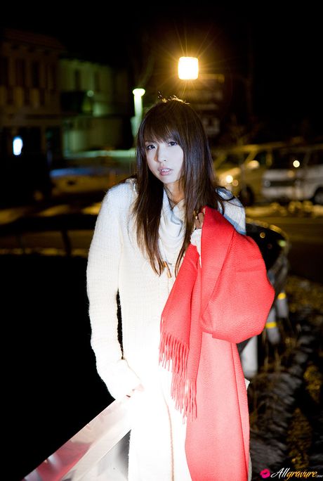 all gravure: Das asiatische Covergirl Aya Nakata zieht sich in einem schwarzen Kleid und High Heels aus