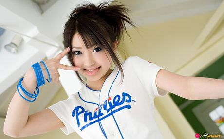 all gravure: Seksowna Azjatka Yoshiko Suenaga rozbiera się, aby pokazać małe cycki i rozchylić wargi cipki