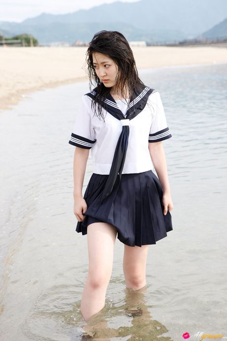 all gravure: La colegiala asiática Airi Suzuki se desnuda en una cama con calcetines hasta la rodilla