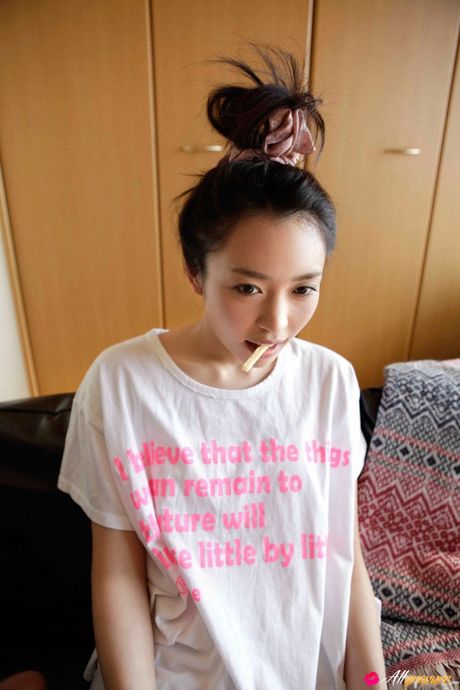 all gravure: アジアの美女、黒川芽以がヘッドバンドを着けてキッチンで裸になる