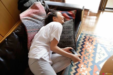 all gravure: La beauté asiatique Mei Kurokawa se déshabille dans une cuisine tout en portant un bandeau