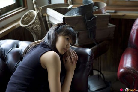 all gravure: La ragazza asiatica Wada Ayaka gioca con la sua figa senza peli in modo sexy