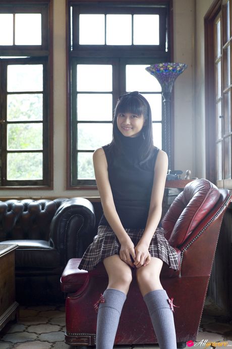 all gravure: A garota asiática Wada Ayaka brinca com sua buceta sem pelos de uma maneira sexy