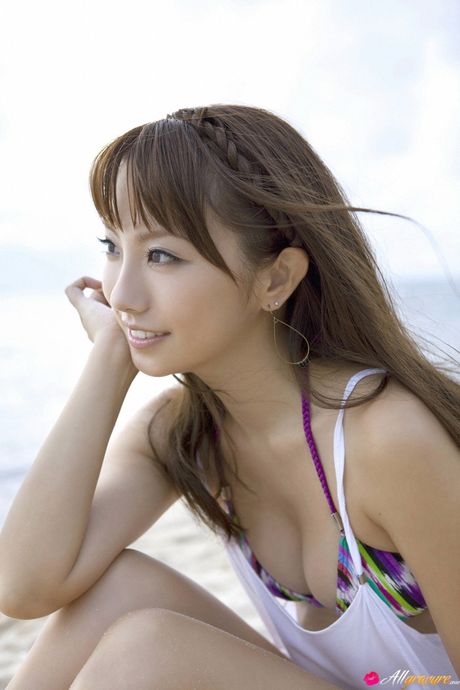 all gravure: La maravillosa adolescente japonesa Azusa Yamamoto se desnuda por completo sobre una manta en una playa de arena