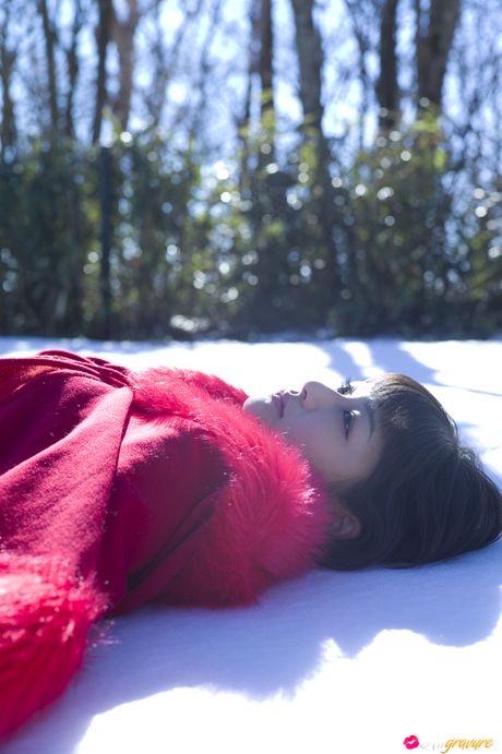 all gravure: A boneca asiática Wada Ayaka mostra sua buceta careca enquanto posa com um casaco vermelho