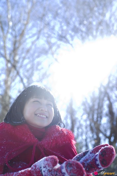 all gravure: La poupée asiatique Wada Ayaka montre sa chatte chauve en posant dans un manteau rouge