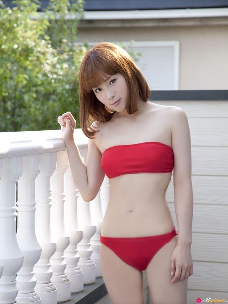 all gravure: Azjatycka dziewczyna z okładki Satomi Shigemori eksponuje swoje małe cycki i pozuje solo