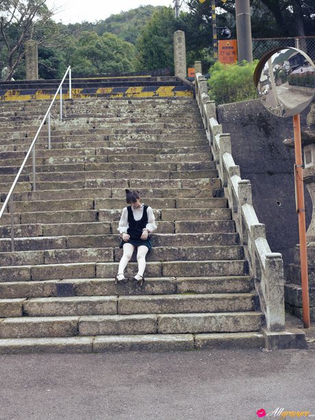 all gravure: Asian girl Maomi Yuuki reveals her nice tits and poses in white stockings