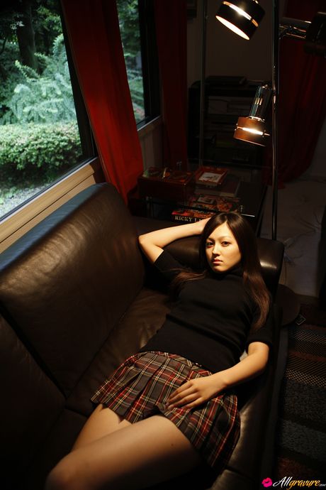 all gravure: 亞洲娃娃久住小春展示她嬌小的乳房並在野外擺姿勢