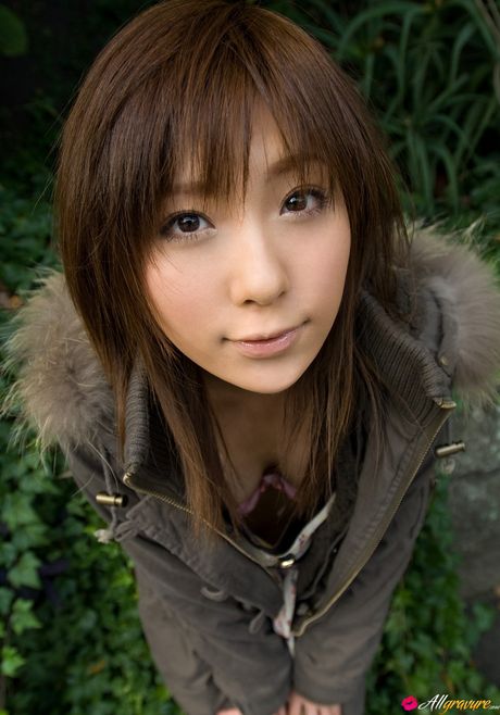 all gravure: アジアのティーン桜木凛が毛皮のコートとブーツで裸になる