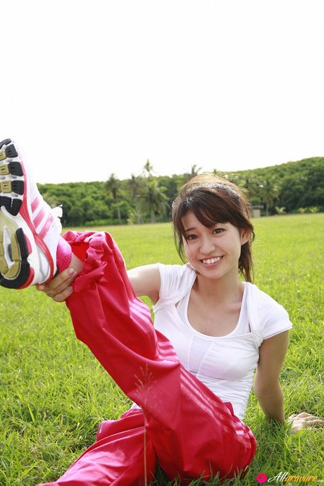 all gravure: La nana asiatique Yuko Oshima montre ses gros seins et expose son corps parfait sur le terrain