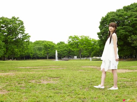 all gravure: アジアのティーン、相沢リナが素晴らしい胸を披露し、白いドレスでポーズをとる