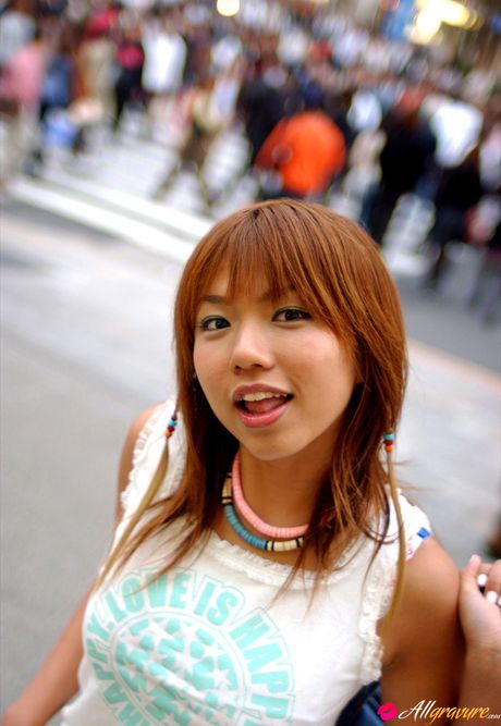 all gravure: Fantastische asiatische Teenagerin Sayaka Uchida zieht sich bis auf die Absätze aus und betont ihre natürlichen Titten