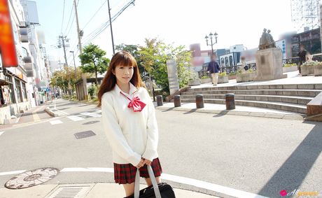 all gravure: 驚艷日本女學生 Yuri 露出她巨大的乳房，並將她的陰部張開到戶外
