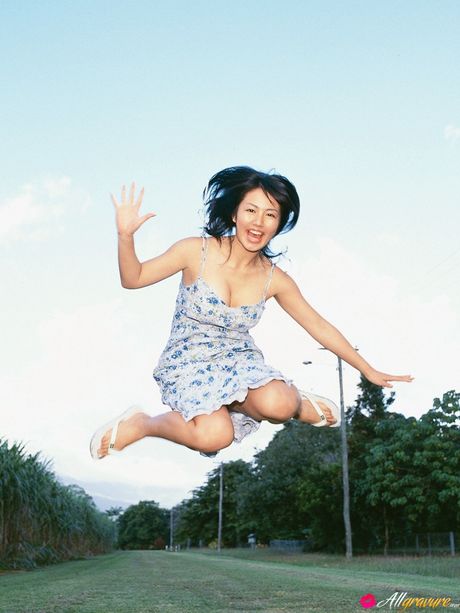 all gravure: La poupée asiatique Sayaka Isoyama montre ses fesses sexy et pose en solo