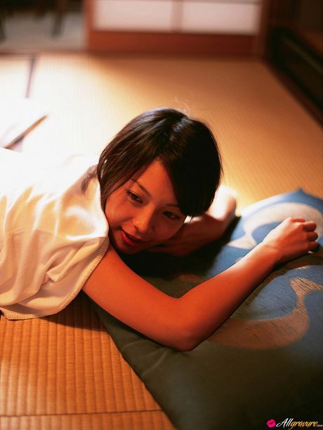 all gravure: Brown-eyed Japanese beauty Saki Aibu is posing in her sexy outfit