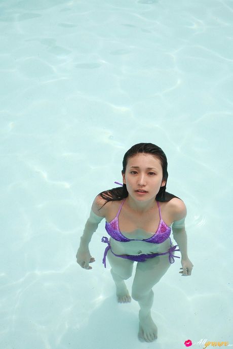 all gravure: La fille asiatique Yuko Oshima dévoile ses petits seins et sa chatte chauve dans un solo