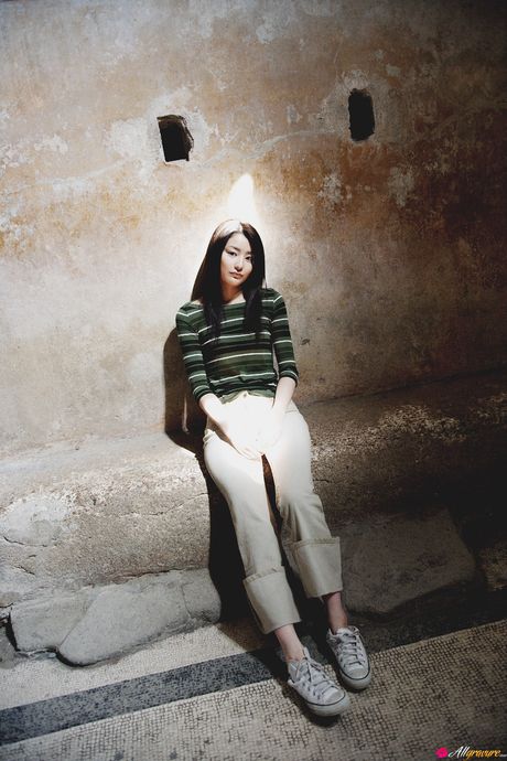 all gravure: Natsuki Harada est une adolescente japonaise qui adore se mettre nue en extérieur