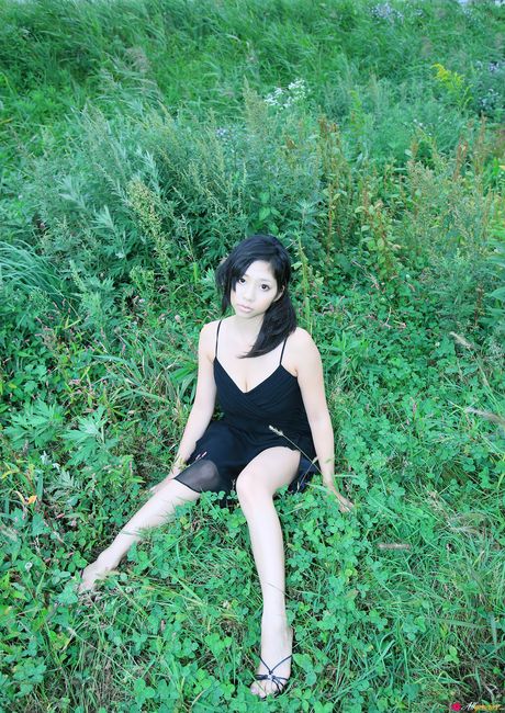 all gravure: Brunetka i śliczna Japończyk Maya Koizumi rozbiera się i pokazuje swoje niesamowite cycki w pojedynkę