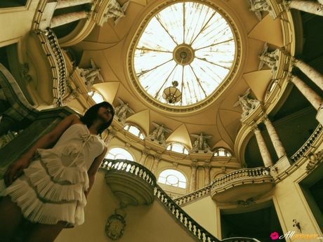 all gravure: A bela asiática Miho Shiraishi fica nua em um cobertor em um campo