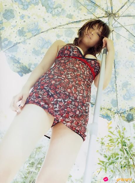 all gravure: Aziatisch meisje Yoko Mitsuya onthult haar platte tieten en kale kut in een solo