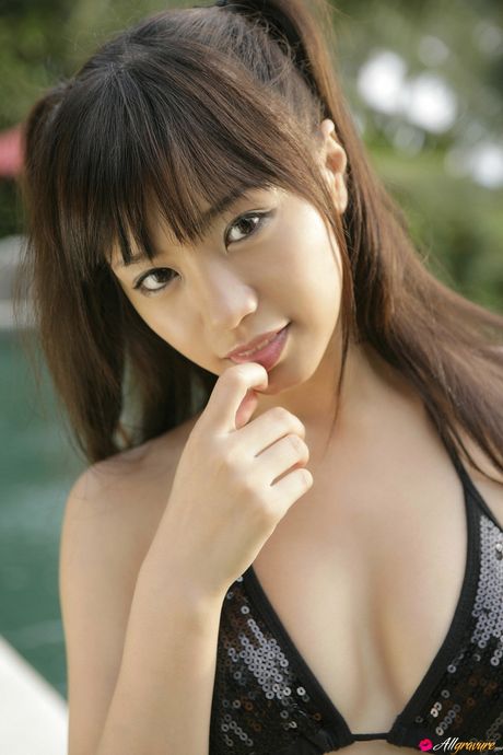 all gravure: Asian stunner Reimi Tachibana gets naked on a blanket in a backyard
