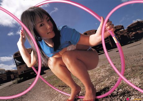 all gravure: La nana asiatique Sayaka Isoyama se déshabille en uniforme d