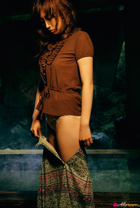 all gravure: Aziatisch meisje Yoko Mitsuya draagt rode lippen terwijl ze naakt modelleert