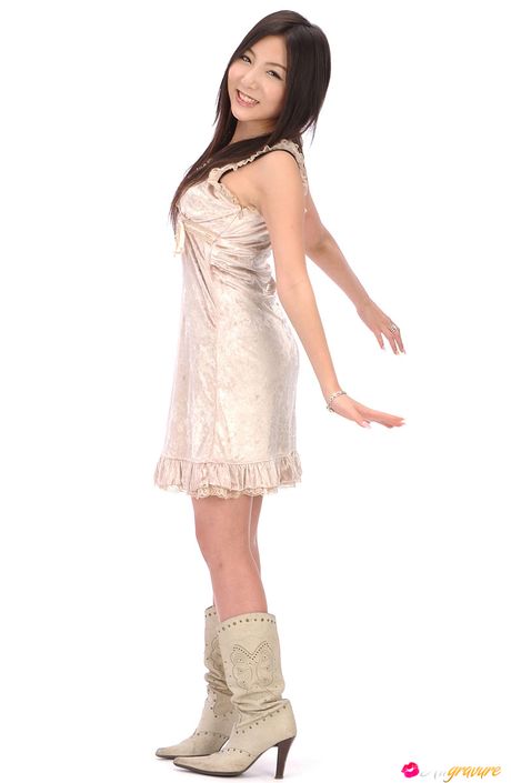 all gravure: Aziatische tiener Lyrian wordt naakt in een paar laarzen met hoge hakken