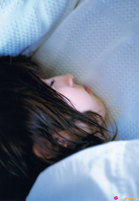 all gravure: La chica de portada asiática Kasumi Nakane se desnuda en una silla con un vestido negro