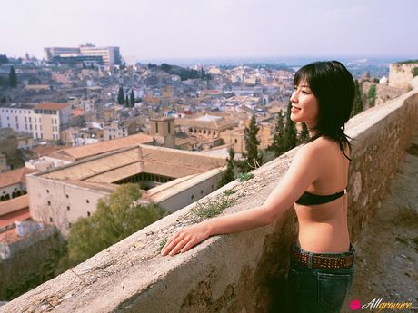 all gravure: La linda asiática Hiroko Sato revela sus grandes tetas y posa en solitario