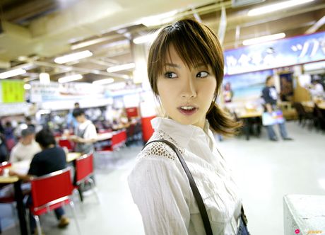 all gravure: La linda asiática Azusa Yamamoto se desnuda en una piscina antes de nadar