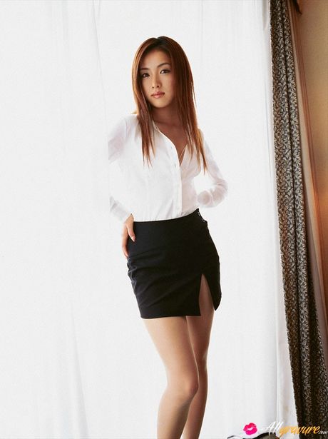 all gravure: Das asiatische Model Saki Seto stellt in einem Solo ihre kleinen Brüste und ihre kahle Muschi zur Schau