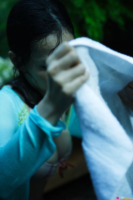 all gravure: Die asiatische Teenagerin Reon Kadena zieht ihren Bikini aus, um nackt im Wald zu modeln