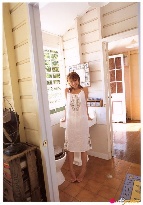 all gravure: Asian babe Chinatsu Wakatsuki gets naked on a blanket with allure