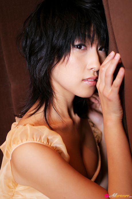 all gravure: Ducharse y masturbarse son sus pasatiempos favoritos.