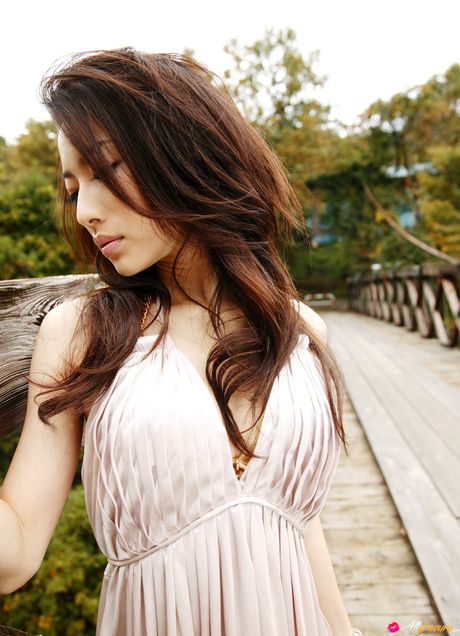 all gravure: La dulce adolescente japonesa Amika Hattan muestra sus pequeñas tetas y exhibe su cuerpo perfecto al aire libre